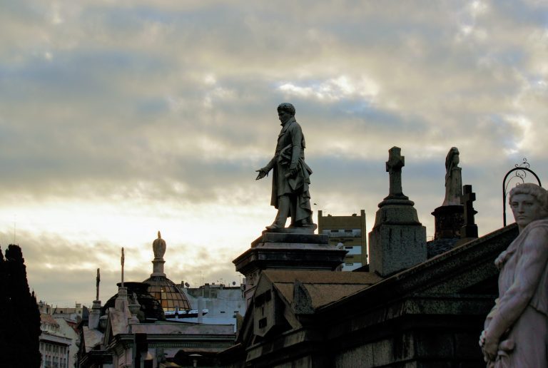 la recoleta cemetary statues