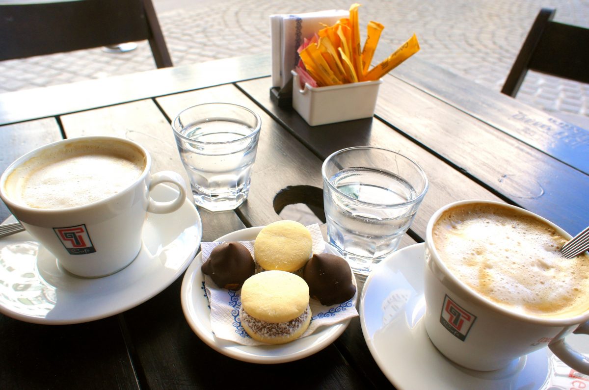 Cafe con leche and alfajores