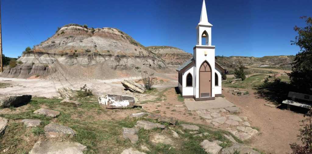 things to do in drumheller, drumheller attractions, drumheller with kids, drumheller badlands, drumheller's little church