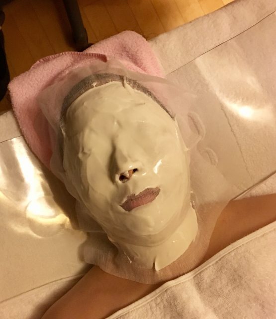 Korea facial in Seoul | A super thick modeling mask is painted on top of the first mask