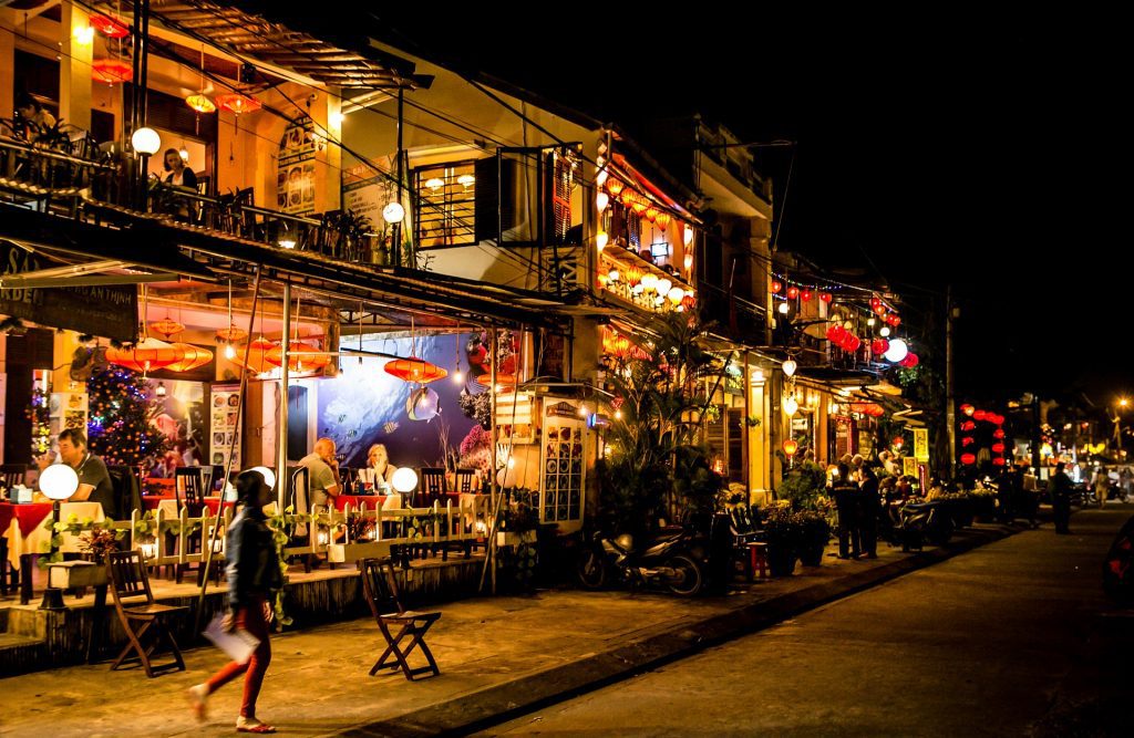things to do in hoi an, lanterns and authentic buildings