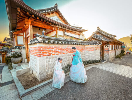 renting a hanbok in seoul: mother and daughter in bukchon