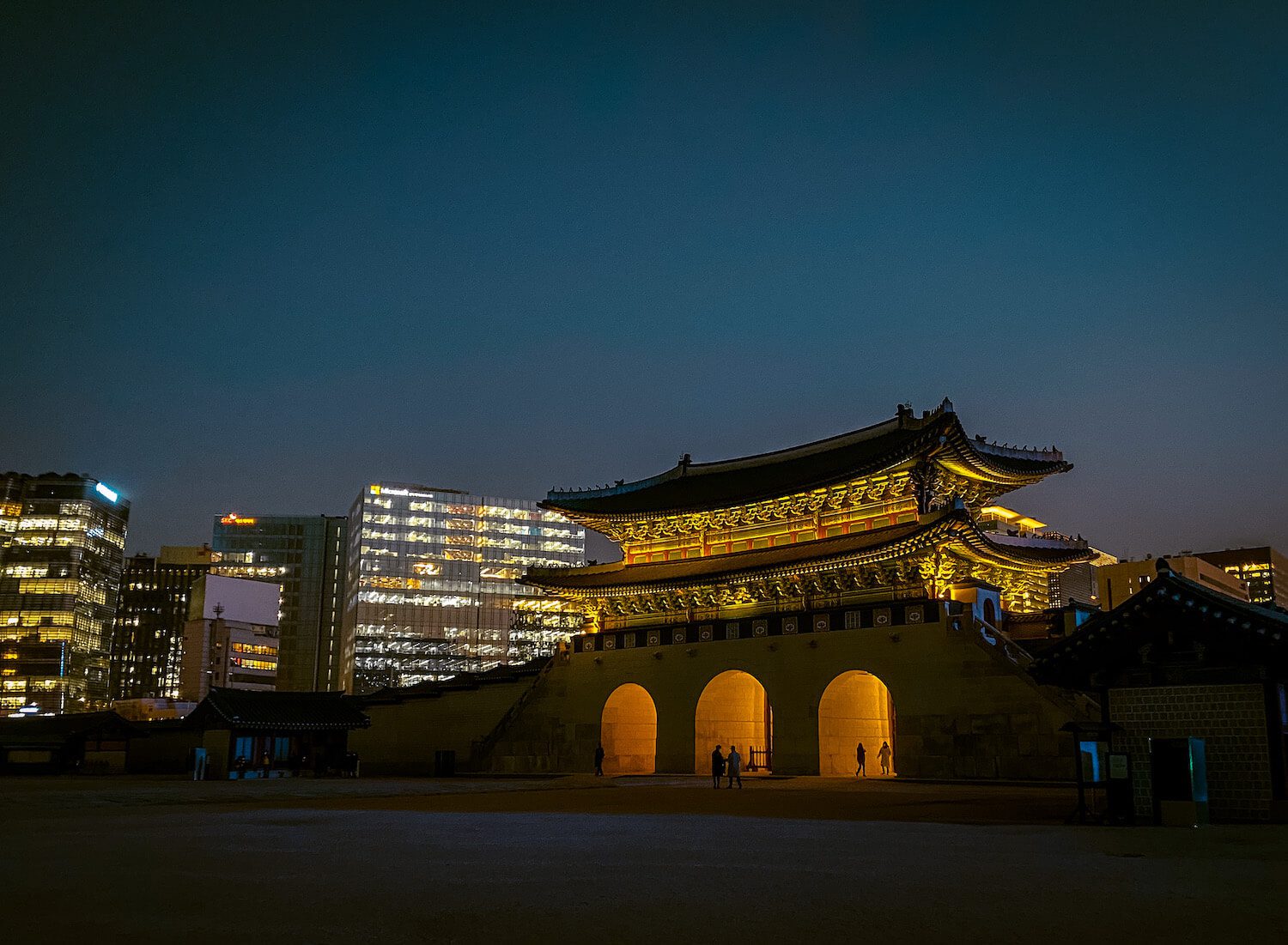 gwanghwamun gate gyeongbokgung palace at night in korea