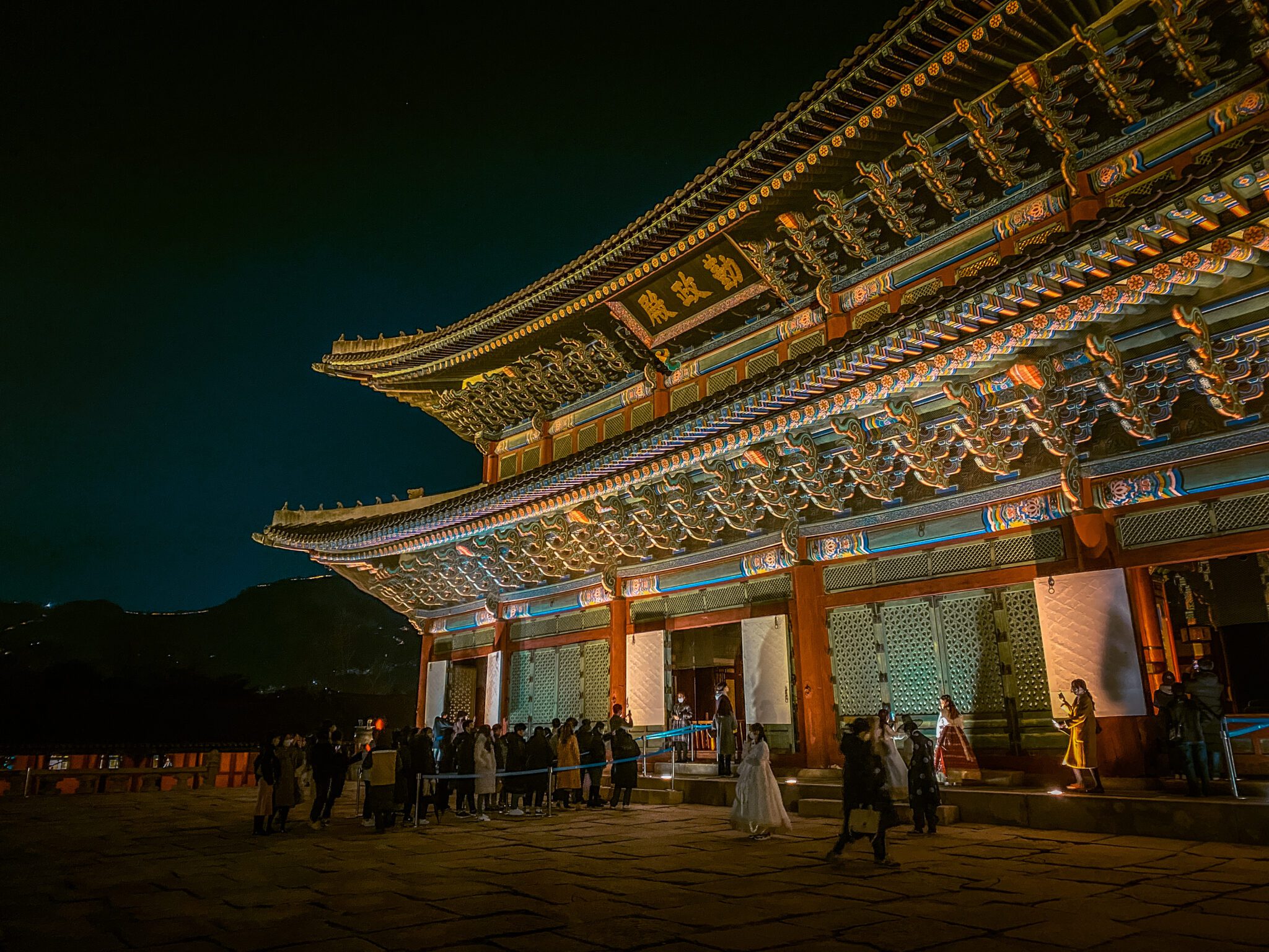 gyeongbokgung palace at night