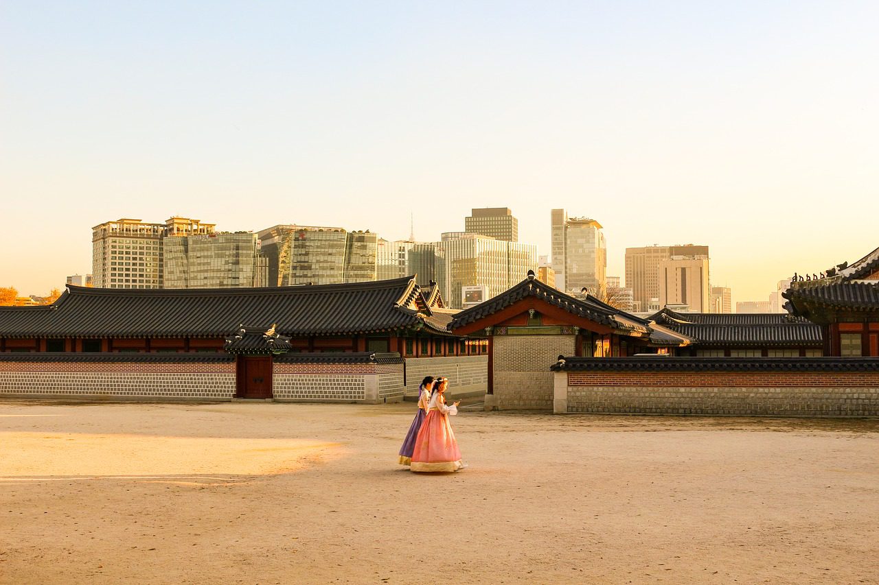 girls wearing hanbok near gyeongbokgung