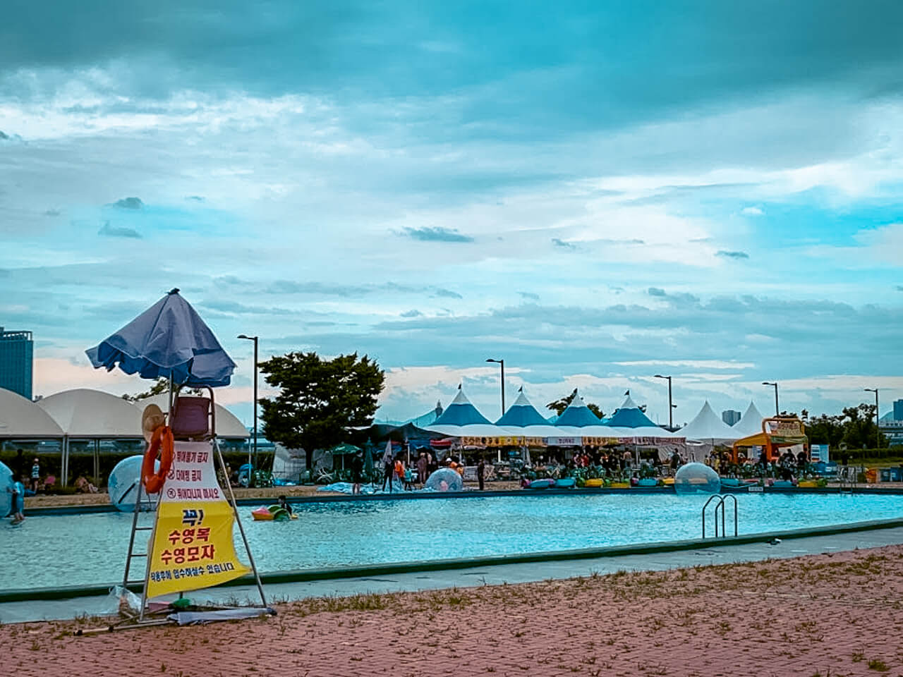 summer in seoul | hangang park swimming pools