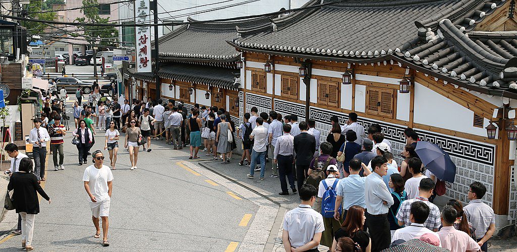summer in korea | line at tosokchon samgyetang