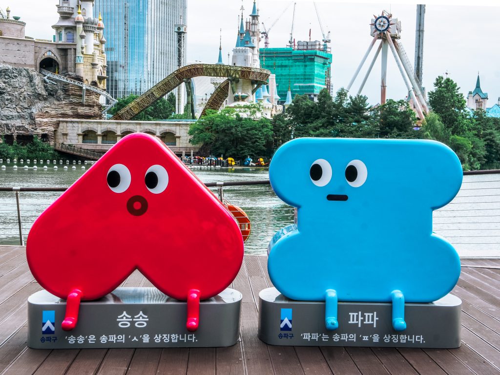 songpa-gu mascots at seokchon lake