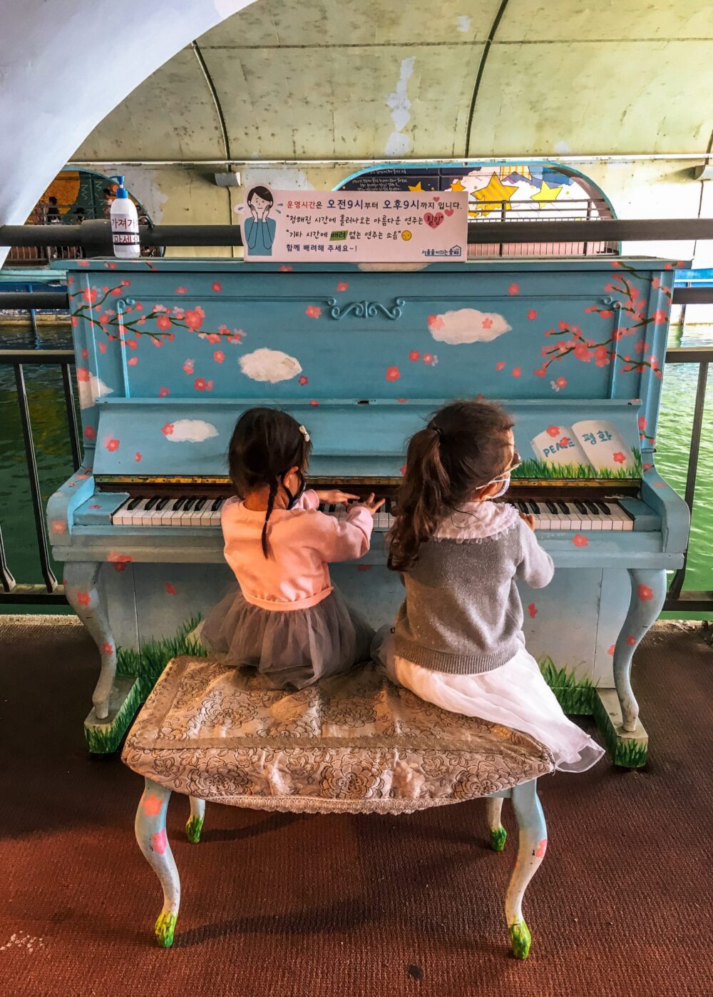 piano at seokchon lake
