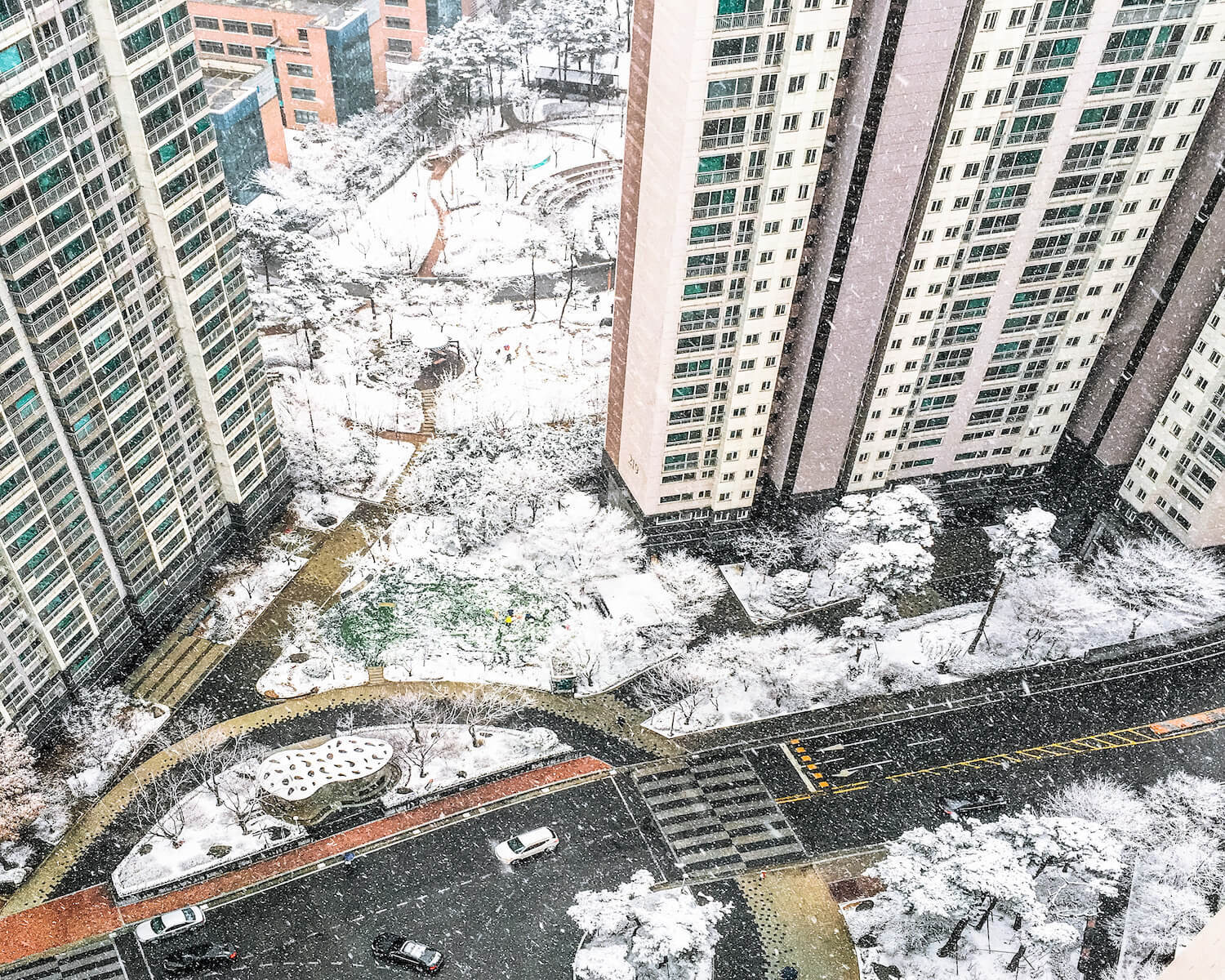 snow in seoul during winter in korea