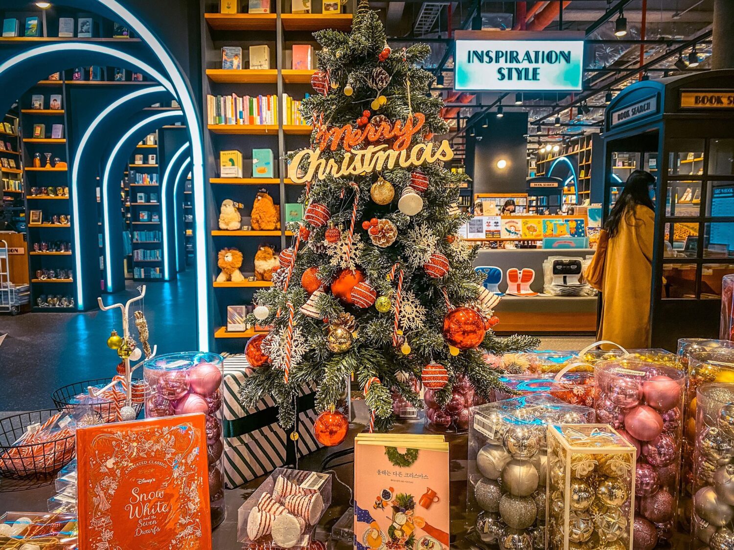 korean christmas traditions: holiday shopping