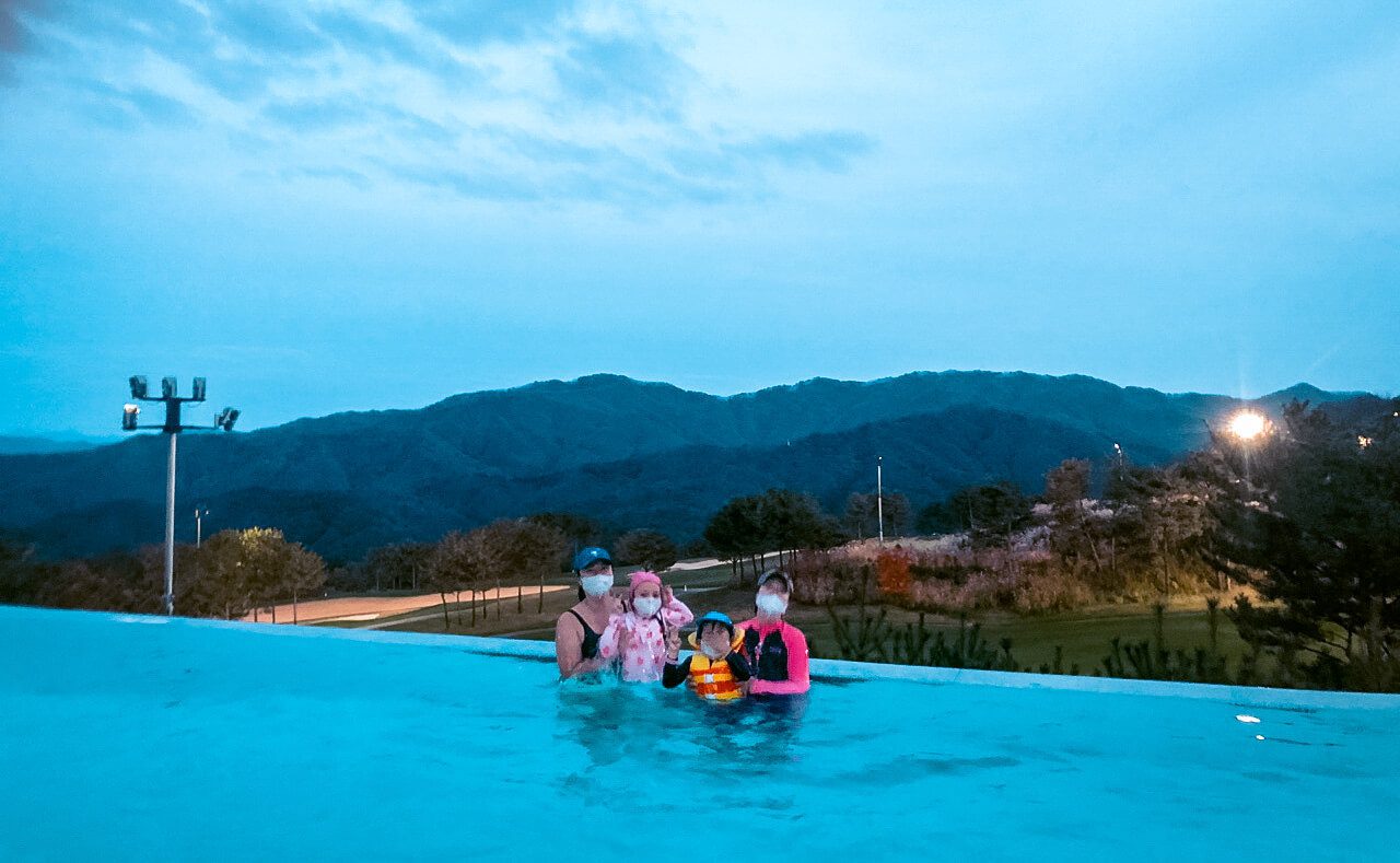 summer in korea | vivaldi park infinity pool