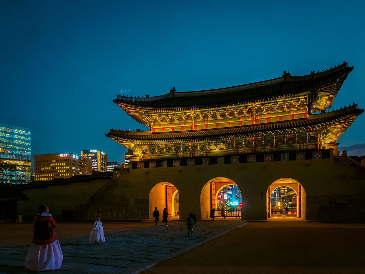 gyeongbokgung palace at night | gwanghwamun gate 