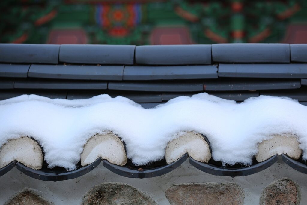 february in korea | hanok with snow