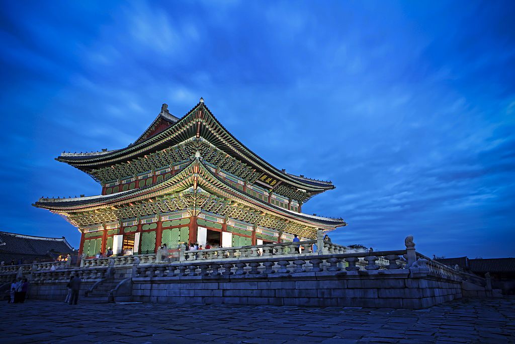 gyeongbokgung palace at night | Geunjeongjeon