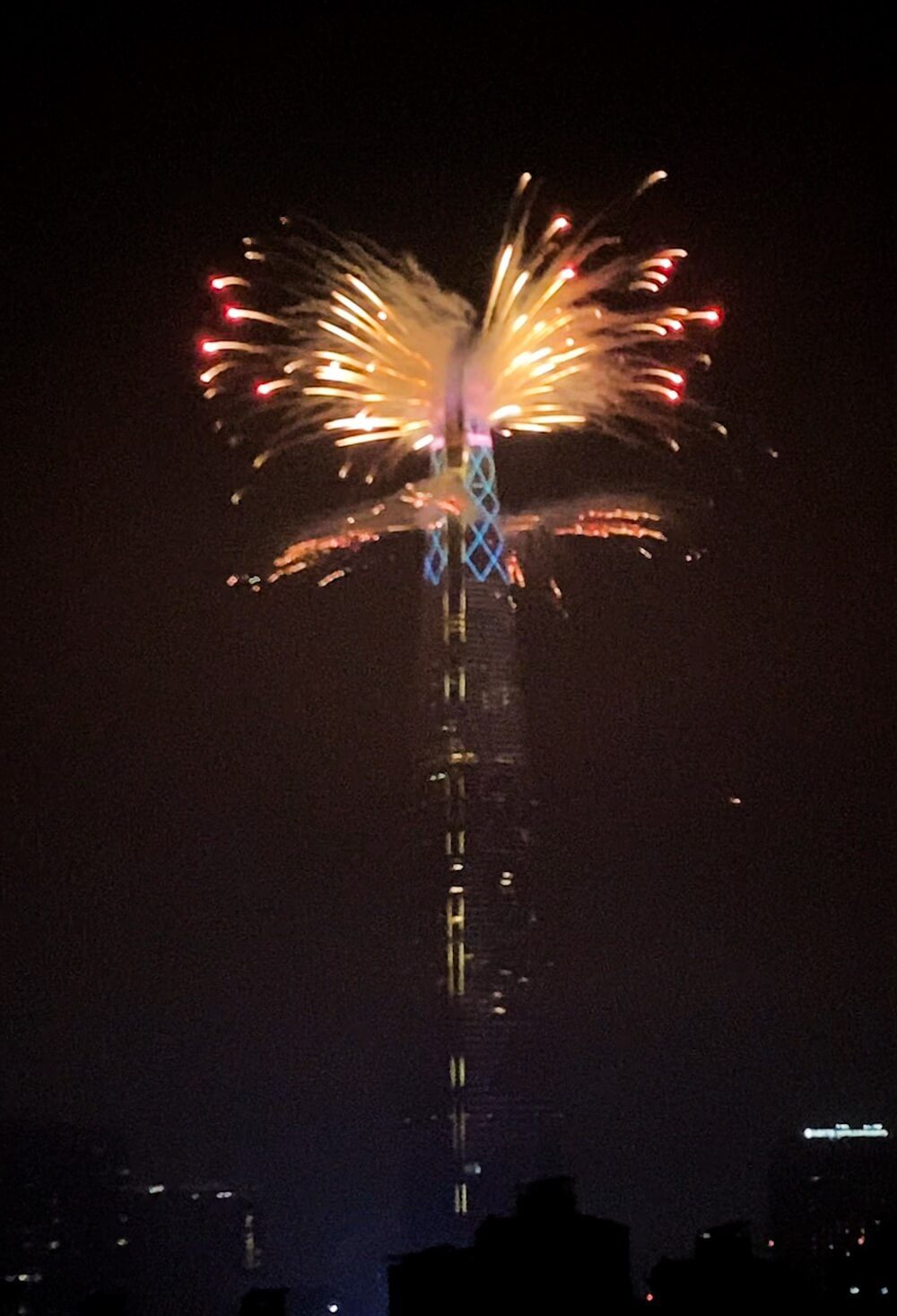 lotte world tower fireworks for new year's eve in seoul