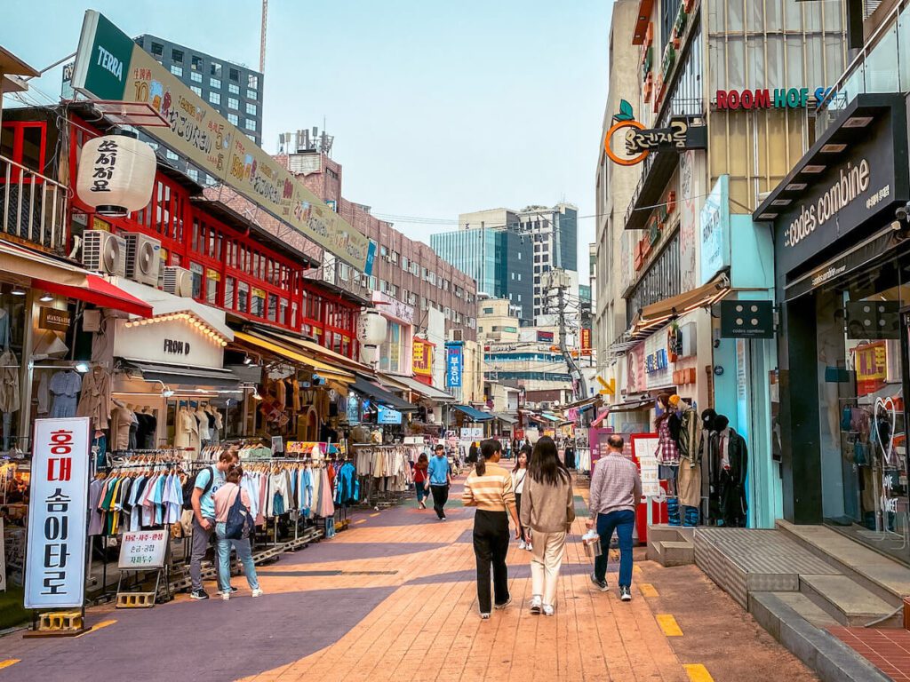 budget shopping in seoul | hongdae shopping street
