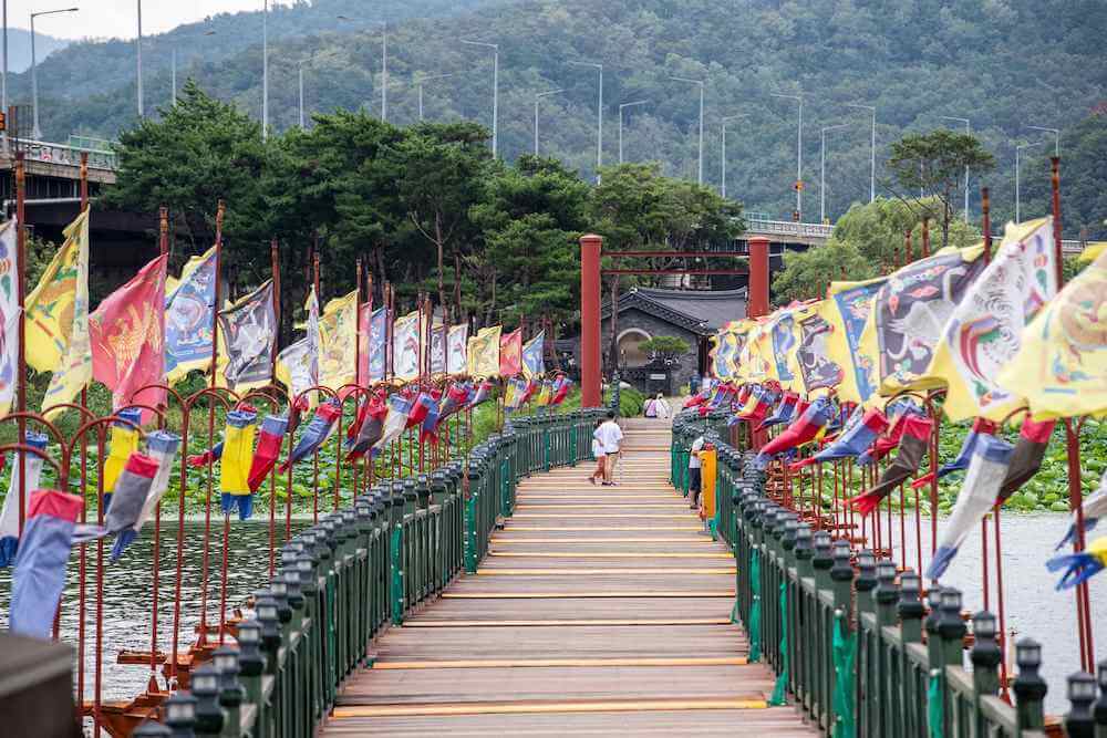 pontoon bridge between semiwon garden and dumulmeori