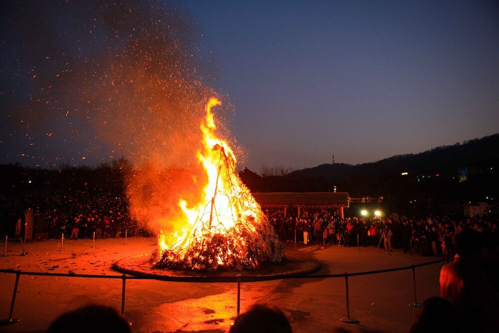 jeongwol daeboreum at namsangol hanok village | Daljip Taeugi