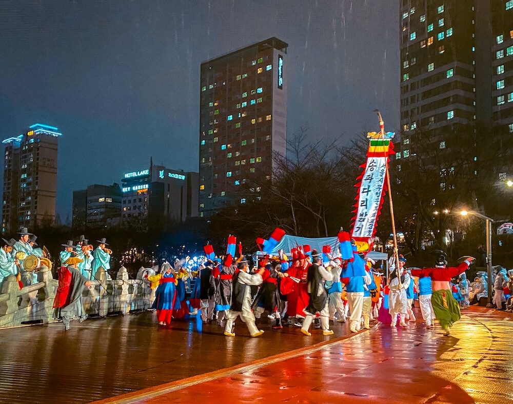 jeongwol daeboreum at seokchon lake