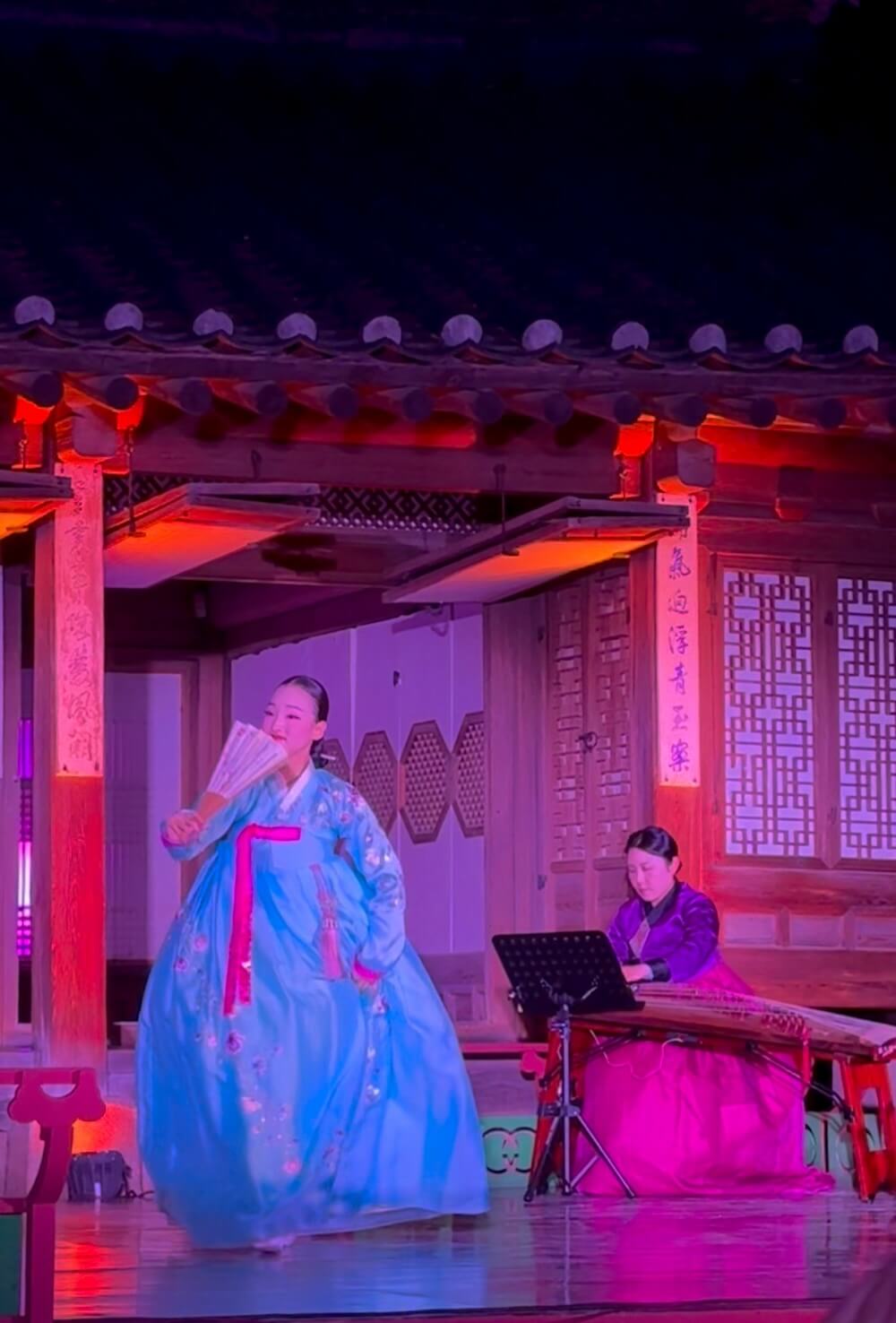 traditional performance during the changdeokgung moonlight tour