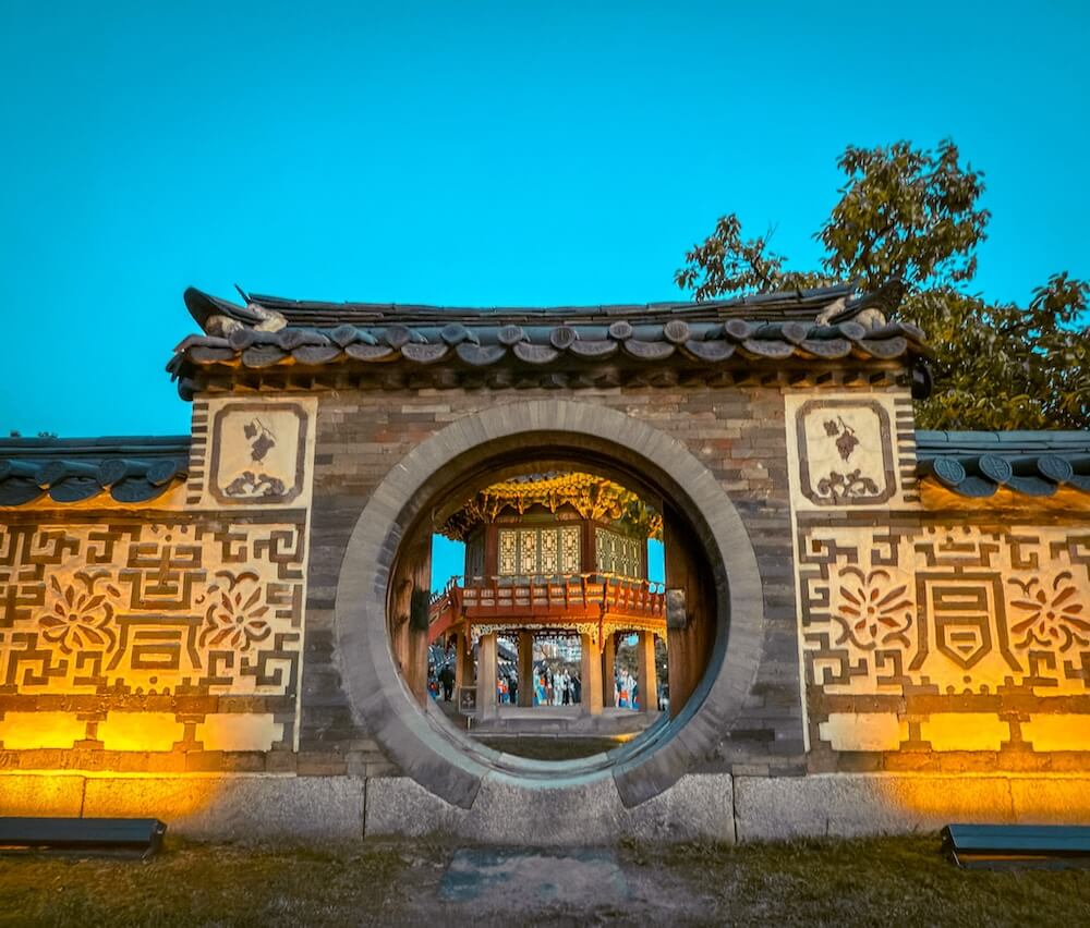 Passing through the gate to Sangnyangjeong Pavilion.