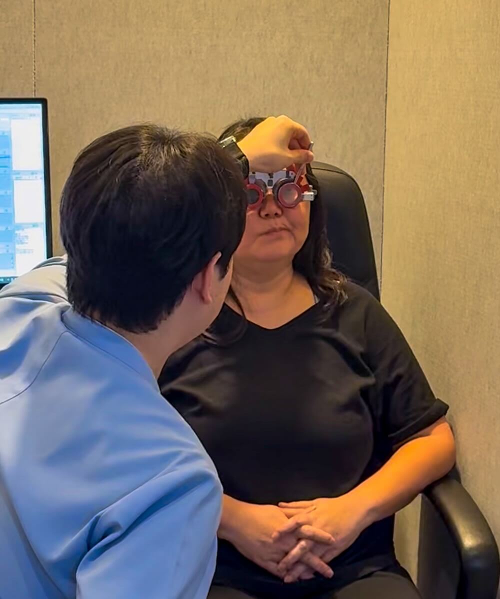 Bright Eye Clinic in Seoul | Vision Correction in Korea for Foreigners you can Trust 1 eye exam for foreigners at bright eye clinic in gangnam