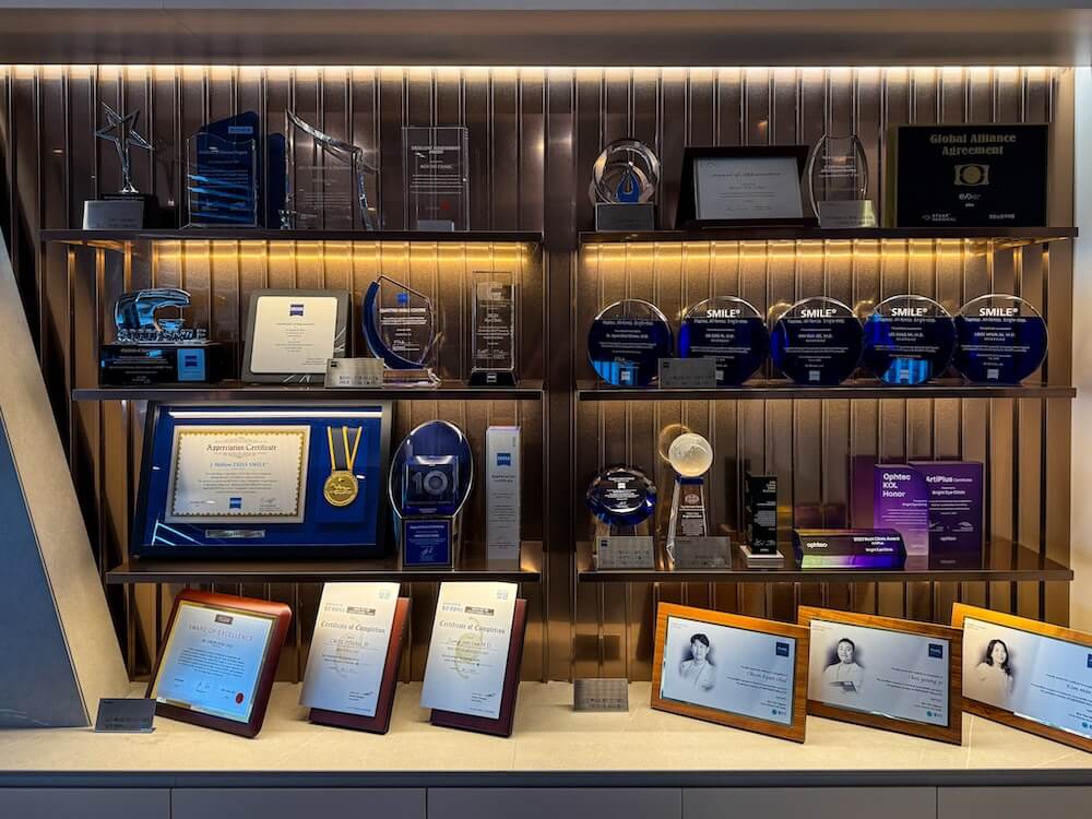 Bright Eye Clinic in Seoul | Vision Correction in Korea for Foreigners you can Trust 16 awards and certifications at bright eye clinic in seoul