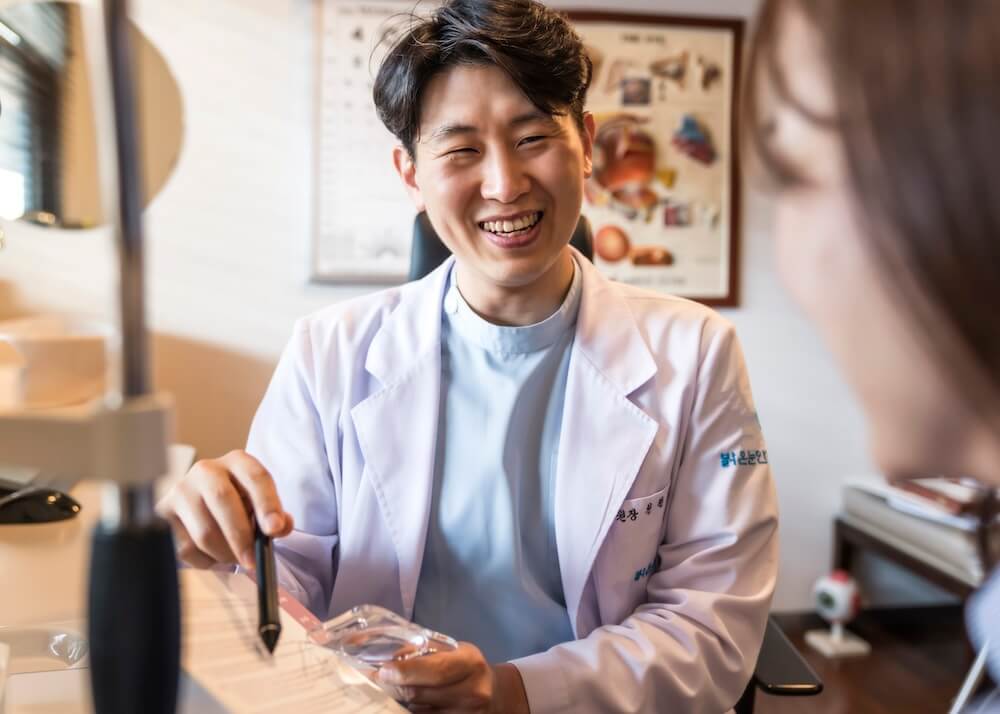 Bright Eye Clinic in Seoul | Vision Correction in Korea for Foreigners you can Trust 21 Dr. Cheon Hyun Chul at Bright Eye Clinic in Seoul